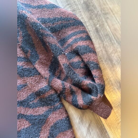 Adorable animal print sweater - Picture 3 of 3